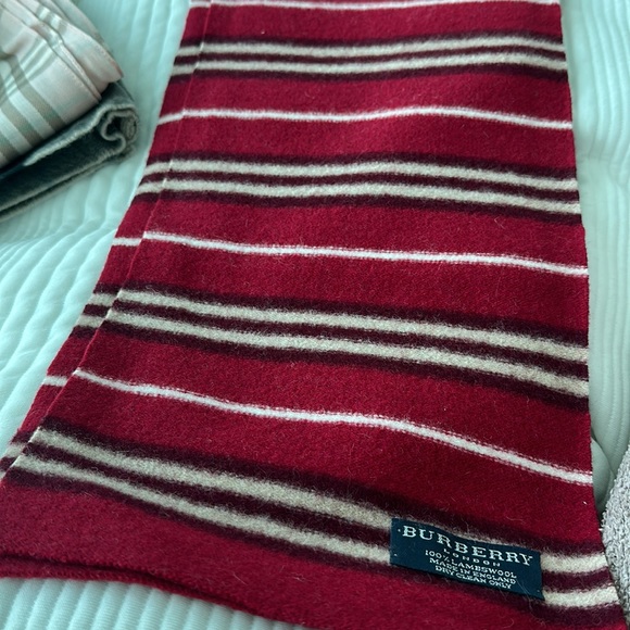 Lambswool Burberry scarf - Picture 3 of 3